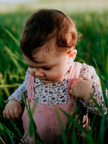 Baby walking in the grass - Mustela