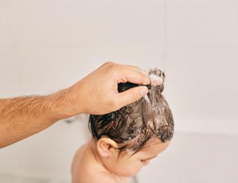 Curățarea bebelușului: ritualuri care trebuie adoptate pentru pielea predispusă la atopie